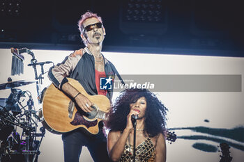 2024-06-28 - Gordon Goudie and Sarah Brown of the group Simple Minds during the Global Tour 2024, 28 June 2024, Auditorium Parco della Musica, Rome, Italy. - SIMPLE MINDS - GLOBAL TOUR 2024 - CONCERTS - MUSIC BAND