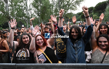 01/07/2024 - Fans of The Libertines performs during Tour 2024 at Villa Ada Estate 2024, on July 1, 2024 in Rome, Italy. - THE LIBERTINES TOUR 2024 - CONCERTI - BAND STRANIERE