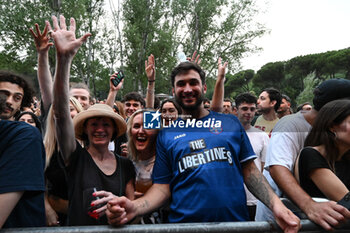 01/07/2024 - Fans of The Libertines performs during Tour 2024 at Villa Ada Estate 2024, on July 1, 2024 in Rome, Italy. - THE LIBERTINES TOUR 2024 - CONCERTI - BAND STRANIERE