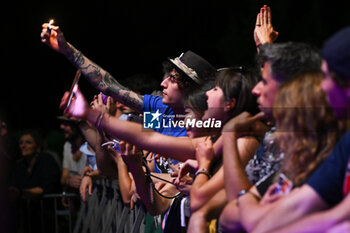 01/07/2024 - Fans of The Libertines performs during Tour 2024 at Villa Ada Estate 2024, on July 1, 2024 in Rome, Italy. - THE LIBERTINES TOUR 2024 - CONCERTI - BAND STRANIERE