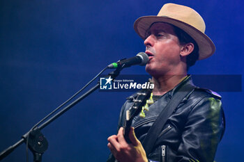 2024-07-01 - Carl Barat of The Libertines performs during Tour 2024 at Villa Ada Estate 2024, on July 1, 2024 in Rome, Italy. - THE LIBERTINES TOUR 2024 - CONCERTS - MUSIC BAND