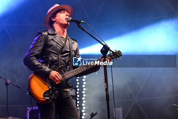 2024-07-01 - Carl Barat of The Libertines performs during Tour 2024 at Villa Ada Estate 2024, on July 1, 2024 in Rome, Italy. - THE LIBERTINES TOUR 2024 - CONCERTS - MUSIC BAND