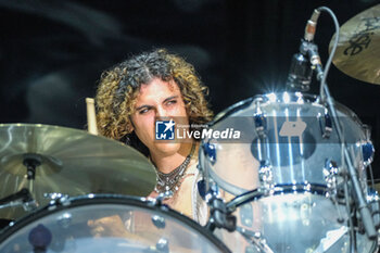 07/07/2024 - Daniel Robert Wagner of Greta Van Fleet, during their live performs in Piazza Sordello for their Starcatcher World Tour on July 7, 2024 in Mantua, Italy. - GRETA VAN FLEET - STARCATCHER WORLD TOUR - CONCERTI - BAND STRANIERE