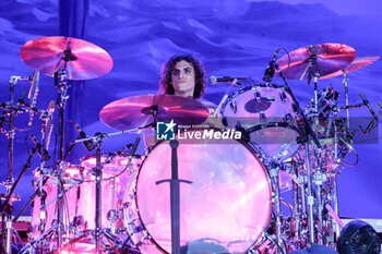 07/07/2024 - Daniel Robert Wagner of Greta Van Fleet, during their live performs in Piazza Sordello for their Starcatcher World Tour on July 7, 2024 in Mantua, Italy. - GRETA VAN FLEET - STARCATCHER WORLD TOUR - CONCERTI - BAND STRANIERE