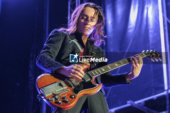 07/07/2024 - Jacob Thomas Kiszka of Greta Van Fleet, during their live performs in Piazza Sordello for their Starcatcher World Tour on July 7, 2024 in Mantua, Italy. - GRETA VAN FLEET - STARCATCHER WORLD TOUR - CONCERTI - BAND STRANIERE