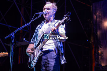 19/07/2024 - Guy Pratt play the bass during the live performs with Nick Mason Saucerful of Secrets band for the Set Controls UK and Europe Tour 2024, on July 9, 2024 in Vicenza, Italy. - NICK MASON'S SAUCERFUL OF SECRETS - SET THE CONTROL TOUR - CONCERTI - BAND STRANIERE