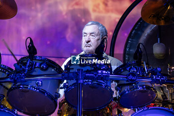 2024-07-19 - Nick Mason, pseudonym of Nicholas Berkeley Mason, historical drummers of Pink Floyd band, play the drum set during his live performs with Nick Mason Saucerful of Secrets band for the Set Controls UK and Europe Tour 2024, on July 9, 2024 in Vicenza, Italy. - NICK MASON'S SAUCERFUL OF SECRETS - SET THE CONTROL TOUR - CONCERTS - MUSIC BAND