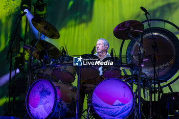 2024-07-19 - Nick Mason, pseudonym of Nicholas Berkeley Mason, historical drummers of Pink Floyd band, play the drum set during his live performs with Nick Mason Saucerful of Secrets band for the Set Controls UK and Europe Tour 2024, on July 9, 2024 in Vicenza, Italy. - NICK MASON'S SAUCERFUL OF SECRETS - SET THE CONTROL TOUR - CONCERTS - MUSIC BAND