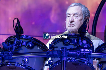 2024-07-19 - Nick Mason, pseudonym of Nicholas Berkeley Mason, historical drummers of Pink Floyd band, play the drum set during his live performs with Nick Mason Saucerful of Secrets band for the Set Controls UK and Europe Tour 2024, on July 9, 2024 in Vicenza, Italy. - NICK MASON'S SAUCERFUL OF SECRETS - SET THE CONTROL TOUR - CONCERTS - MUSIC BAND