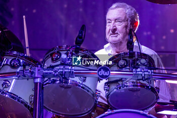 19/07/2024 - Nick Mason, pseudonym of Nicholas Berkeley Mason, historical drummers of Pink Floyd band, play the drum set during his live performs with Nick Mason Saucerful of Secrets band for the Set Controls UK and Europe Tour 2024, on July 9, 2024 in Vicenza, Italy. - NICK MASON'S SAUCERFUL OF SECRETS - SET THE CONTROL TOUR - CONCERTI - BAND STRANIERE