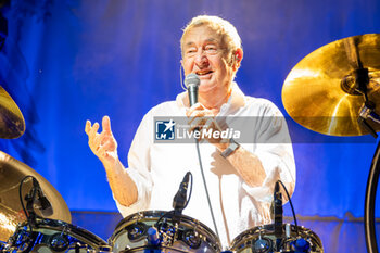 2024-07-19 - Nick Mason, pseudonym of Nicholas Berkeley Mason, historical drummers of Pink Floyd band, play the drum set during his live performs with Nick Mason Saucerful of Secrets band for the Set Controls UK and Europe Tour 2024, on July 9, 2024 in Vicenza, Italy. - NICK MASON'S SAUCERFUL OF SECRETS - SET THE CONTROL TOUR - CONCERTS - MUSIC BAND