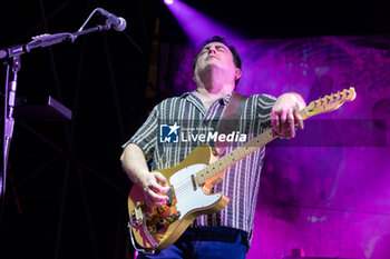 19/07/2024 - Lee Harris play the guitar during the live performs with Nick Mason Saucerful of Secrets band for the Set Controls UK and Europe Tour 2024, on July 9, 2024 in Vicenza, Italy. - NICK MASON'S SAUCERFUL OF SECRETS - SET THE CONTROL TOUR - CONCERTI - BAND STRANIERE