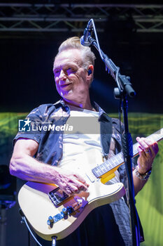 19/07/2024 - Gary Kemp play the guitar during the live performs with Nick Mason Saucerful of Secrets band for the Set Controls UK and Europe Tour 2024, on July 9, 2024 in Vicenza, Italy. - NICK MASON'S SAUCERFUL OF SECRETS - SET THE CONTROL TOUR - CONCERTI - BAND STRANIERE