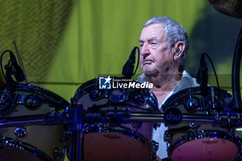 2024-07-19 - Nick Mason, pseudonym of Nicholas Berkeley Mason, historical drummers of Pink Floyd band, play the drum set during his live performs with Nick Mason Saucerful of Secrets band for the Set Controls UK and Europe Tour 2024, on July 9, 2024 in Vicenza, Italy. - NICK MASON'S SAUCERFUL OF SECRETS - SET THE CONTROL TOUR - CONCERTS - MUSIC BAND