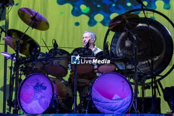 19/07/2024 - Nick Mason, pseudonym of Nicholas Berkeley Mason, historical drummers of Pink Floyd band, play the drum set during his live performs with Nick Mason Saucerful of Secrets band for the Set Controls UK and Europe Tour 2024, on July 9, 2024 in Vicenza, Italy. - NICK MASON'S SAUCERFUL OF SECRETS - SET THE CONTROL TOUR - CONCERTI - BAND STRANIERE