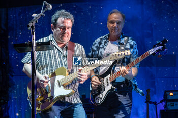 2024-07-19 - (L to R) Lee Harris and Guy Pratt during the live performs with Nick Mason Saucerful of Secrets band for the Set Controls UK and Europe Tour 2024, on July 9, 2024 in Vicenza, Italy. - NICK MASON'S SAUCERFUL OF SECRETS - SET THE CONTROL TOUR - CONCERTS - MUSIC BAND