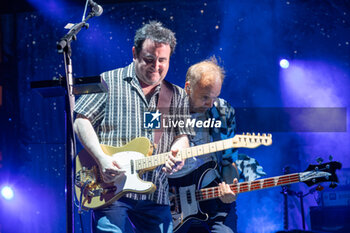 2024-07-19 - (L to R) Lee Harris and Guy Pratt during the live performs with Nick Mason Saucerful of Secrets band for the Set Controls UK and Europe Tour 2024, on July 9, 2024 in Vicenza, Italy. - NICK MASON'S SAUCERFUL OF SECRETS - SET THE CONTROL TOUR - CONCERTS - MUSIC BAND