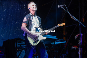 2024-07-19 - Gary Kemp play the guitar during the live performs with Nick Mason Saucerful of Secrets band for the Set Controls UK and Europe Tour 2024, on July 9, 2024 in Vicenza, Italy. - NICK MASON'S SAUCERFUL OF SECRETS - SET THE CONTROL TOUR - CONCERTS - MUSIC BAND