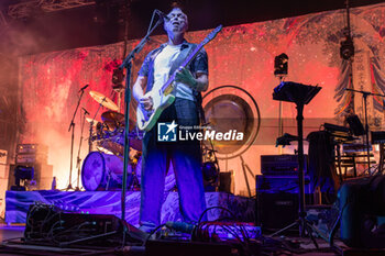 2024-07-19 - Gary Kemp play the guitar during the live performs with Nick Mason Saucerful of Secrets band for the Set Controls UK and Europe Tour 2024, on July 9, 2024 in Vicenza, Italy. - NICK MASON'S SAUCERFUL OF SECRETS - SET THE CONTROL TOUR - CONCERTS - MUSIC BAND