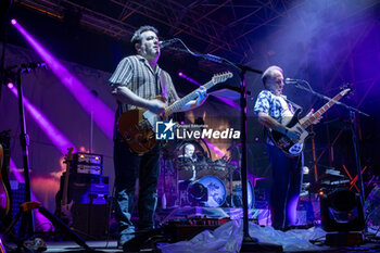 2024-07-19 - (L to R) Lee Harris and Guy Pratt during the live performs with Nick Mason Saucerful of Secrets band for the Set Controls UK and Europe Tour 2024, on July 9, 2024 in Vicenza, Italy. - NICK MASON'S SAUCERFUL OF SECRETS - SET THE CONTROL TOUR - CONCERTS - MUSIC BAND