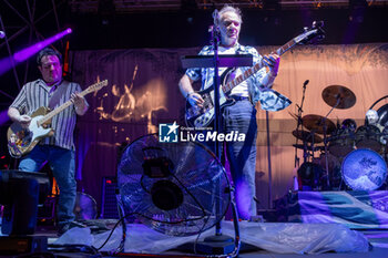 2024-07-19 - (L to R) Lee Harris and Guy Pratt during the live performs with Nick Mason Saucerful of Secrets band for the Set Controls UK and Europe Tour 2024, on July 9, 2024 in Vicenza, Italy. - NICK MASON'S SAUCERFUL OF SECRETS - SET THE CONTROL TOUR - CONCERTS - MUSIC BAND