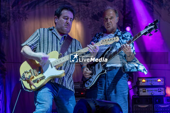 2024-07-19 - (L to R) Lee Harris and Guy Pratt during the live performs with Nick Mason Saucerful of Secrets band for the Set Controls UK and Europe Tour 2024, on July 9, 2024 in Vicenza, Italy. - NICK MASON'S SAUCERFUL OF SECRETS - SET THE CONTROL TOUR - CONCERTS - MUSIC BAND