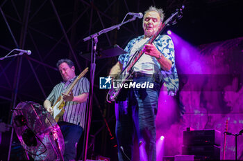 19/07/2024 - (L to R) Lee Harris and Guy Pratt during the live performs with Nick Mason Saucerful of Secrets band for the Set Controls UK and Europe Tour 2024, on July 9, 2024 in Vicenza, Italy. - NICK MASON'S SAUCERFUL OF SECRETS - SET THE CONTROL TOUR - CONCERTI - BAND STRANIERE