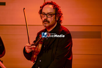 2024-02-14 - Raffaele Tiseo play violin - VINICIO CAPOSSELA CON I TASTI CHE CI ABBIAMO CONCERTO DI SAN VALENTINO - CONCERTS - ITALIAN SINGER AND ARTIST