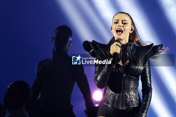 2024-04-29 - Annalisa Scarrone known professionally as Annalisa performs live on stage during Tutti nel Vortice Palasport at  Forum on April 29, 2024 in Assago, Italy - ANNALISA - TUTTI NEL VORTICE PALASPORT - CONCERTS - ITALIAN SINGER AND ARTIST