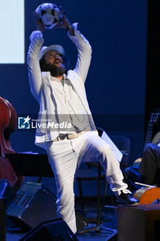 2024-05-18 - Cosimo Damiano Damato during the concert El Pelusa y la Negra on 18 May 2024 at the Auditorium Parco della Musica, in Rome, Italy. - MOLINARI E DAMATO ''EL PELUSA Y LA NEGRA'' - CONCERTS - ITALIAN SINGER AND ARTIST