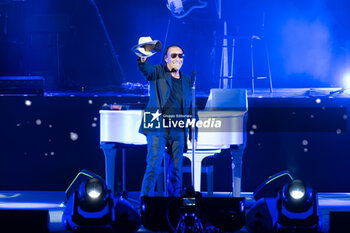 2024-05-19 - Antonello Venditti pseudonym of Antonio Venditti on a stage at Arena di Verona for his first live performs of his new tour “Notte Prima Degli Esami - 1984-2024 40th Anniversary” on May 19, 2024 in Verona, Italy. - ANTONELLO VENDITTI - NOTTE PRIMA DEGLI ESAMI - 1984-2024 40TH ANNIVERSARY - CONCERTS - ITALIAN SINGER AND ARTIST