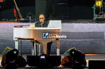 2024-05-19 - Antonello Venditti pseudonym of Antonio Venditti on a stage at Arena di Verona for his first live performs of his new tour “Notte Prima Degli Esami - 1984-2024 40th Anniversary” on May 19, 2024 in Verona, Italy. - ANTONELLO VENDITTI - NOTTE PRIMA DEGLI ESAMI - 1984-2024 40TH ANNIVERSARY - CONCERTS - ITALIAN SINGER AND ARTIST