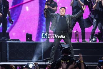 2024-06-08 - Vasco Rossi performs live on stage during Vasco Live 2024 at  San Siro Stadium on June 08, 2024 in Milan, Italy - VASCO ROSSI - VASCO LIVE 2024 - CONCERTS - ITALIAN SINGER AND ARTIST