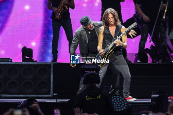 2024-06-08 - (R-L) Vasco Rossi and Stef Burns performs live on stage during Vasco Live 2024 at  San Siro Stadium on June 08, 2024 in Milan, Italy - VASCO ROSSI - VASCO LIVE 2024 - CONCERTS - ITALIAN SINGER AND ARTIST