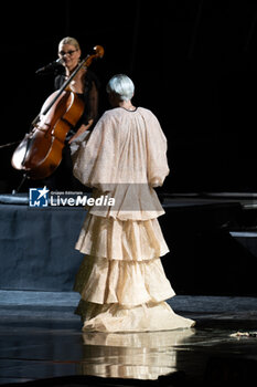 2024-06-06 - Malika Ayane during the the Ornella Vanoni Senza Fine Tour Concert at Terme di Caracalla in Rome, Italy, on june 06, 2024 - ORNELLA VANONI - SENZA FINE TOUR - CONCERTS - ITALIAN SINGER AND ARTIST