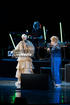 2024-06-06 - Malika Ayane and Ornella Vanoni during the the Ornella Vanoni Senza Fine Tour Concert at Terme di Caracalla in Rome, Italy, on june 06, 2024 - ORNELLA VANONI - SENZA FINE TOUR - CONCERTS - ITALIAN SINGER AND ARTIST