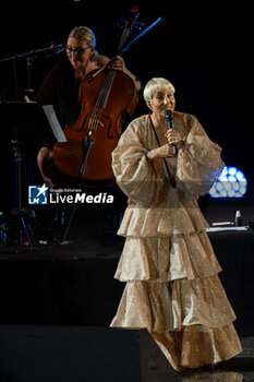 2024-06-06 - Malika Ayane during the the Ornella Vanoni Senza Fine Tour Concert at Terme di Caracalla in Rome, Italy, on june 06, 2024 - ORNELLA VANONI - SENZA FINE TOUR - CONCERTS - ITALIAN SINGER AND ARTIST