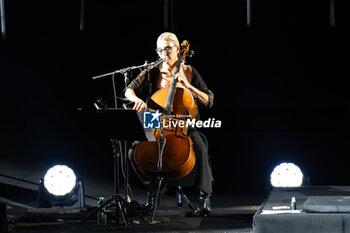 2024-06-06 - Giovanna Famulari during the the Ornella Vanoni Senza Fine Tour Concert at Terme di Caracalla in Rome, Italy, on june 06, 2024 - ORNELLA VANONI - SENZA FINE TOUR - CONCERTS - ITALIAN SINGER AND ARTIST