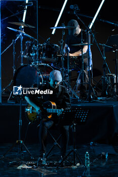 2024-06-06 - Riccardo Bertuzzi (guitar) e Stefano Pisetta (drums) during the the Ornella Vanoni Senza Fine Tour Concert at Terme di Caracalla in Rome, Italy, on june 06, 2024 - ORNELLA VANONI - SENZA FINE TOUR - CONCERTS - ITALIAN SINGER AND ARTIST