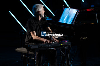 2024-06-06 - Fabio Valdemarin during the the Ornella Vanoni Senza Fine Tour Concert at Terme di Caracalla in Rome, Italy, on june 06, 2024 - ORNELLA VANONI - SENZA FINE TOUR - CONCERTS - ITALIAN SINGER AND ARTIST