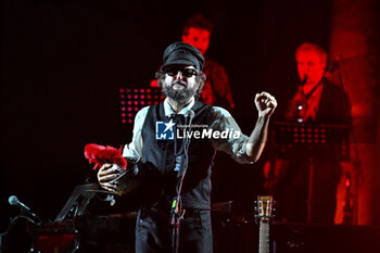 2024-07-17 - Vinicio Capossela during the Altri Tasti Tour at Teatro Antico di Ostia Antica on July 17, 2024 in Rome, Italy. - VINICIO CAPOSSELA - TASTI ANTICHI DE REDITU SUO. IL RITORNO - CONCERTS - ITALIAN SINGER AND ARTIST