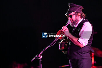 2024-07-17 - Vinicio Capossela during the Altri Tasti Tour at Teatro Antico di Ostia Antica on July 17, 2024 in Rome, Italy. - VINICIO CAPOSSELA - TASTI ANTICHI DE REDITU SUO. IL RITORNO - CONCERTS - ITALIAN SINGER AND ARTIST