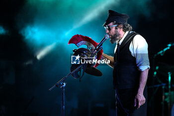 2024-07-17 - Vinicio Capossela during the Altri Tasti Tour at Teatro Antico di Ostia Antica on July 17, 2024 in Rome, Italy. - VINICIO CAPOSSELA - TASTI ANTICHI DE REDITU SUO. IL RITORNO - CONCERTS - ITALIAN SINGER AND ARTIST