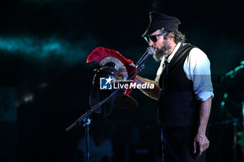 2024-07-17 - Vinicio Capossela during the Altri Tasti Tour at Teatro Antico di Ostia Antica on July 17, 2024 in Rome, Italy. - VINICIO CAPOSSELA - TASTI ANTICHI DE REDITU SUO. IL RITORNO - CONCERTS - ITALIAN SINGER AND ARTIST