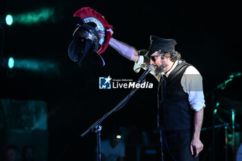 2024-07-17 - Vinicio Capossela during the Altri Tasti Tour at Teatro Antico di Ostia Antica on July 17, 2024 in Rome, Italy. - VINICIO CAPOSSELA - TASTI ANTICHI DE REDITU SUO. IL RITORNO - CONCERTS - ITALIAN SINGER AND ARTIST