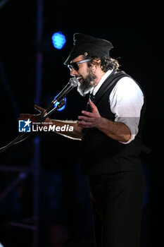 2024-07-17 - Vinicio Capossela during the Altri Tasti Tour at Teatro Antico di Ostia Antica on July 17, 2024 in Rome, Italy. - VINICIO CAPOSSELA - TASTI ANTICHI DE REDITU SUO. IL RITORNO - CONCERTS - ITALIAN SINGER AND ARTIST