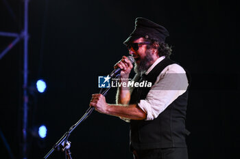 2024-07-17 - Vinicio Capossela during the Altri Tasti Tour at Teatro Antico di Ostia Antica on July 17, 2024 in Rome, Italy. - VINICIO CAPOSSELA - TASTI ANTICHI DE REDITU SUO. IL RITORNO - CONCERTS - ITALIAN SINGER AND ARTIST