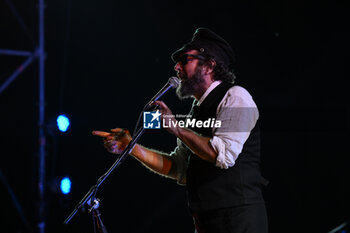 2024-07-17 - Vinicio Capossela during the Altri Tasti Tour at Teatro Antico di Ostia Antica on July 17, 2024 in Rome, Italy. - VINICIO CAPOSSELA - TASTI ANTICHI DE REDITU SUO. IL RITORNO - CONCERTS - ITALIAN SINGER AND ARTIST