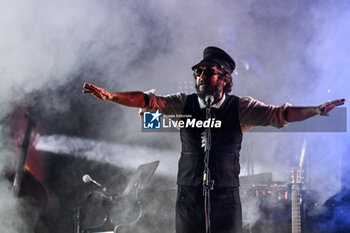 2024-07-17 - Vinicio Capossela during the Altri Tasti Tour at Teatro Antico di Ostia Antica on July 17, 2024 in Rome, Italy. - VINICIO CAPOSSELA - TASTI ANTICHI DE REDITU SUO. IL RITORNO - CONCERTS - ITALIAN SINGER AND ARTIST