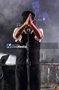 2024-07-17 - Vinicio Capossela during the Altri Tasti Tour at Teatro Antico di Ostia Antica on July 17, 2024 in Rome, Italy. - VINICIO CAPOSSELA - TASTI ANTICHI DE REDITU SUO. IL RITORNO - CONCERTS - ITALIAN SINGER AND ARTIST